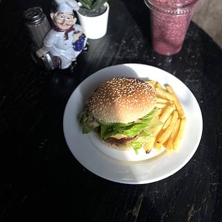 برجر وبطاطس مقلية في ROAST