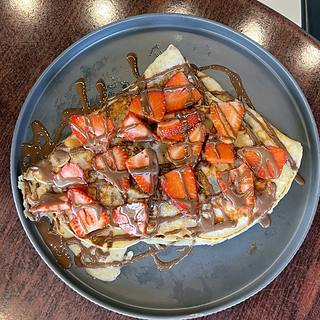 حلويات في ROAST: كريب بالفراولة وصلصة الشوكولاتة