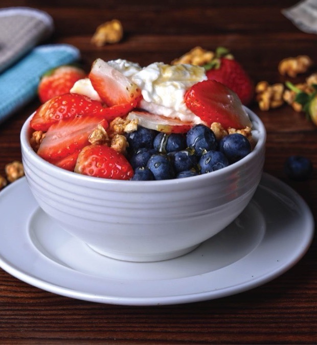 Yoghurt Pot with granola and berries